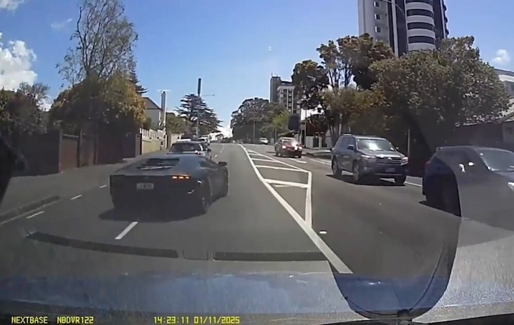 Машину купил, но ездить пока не научился