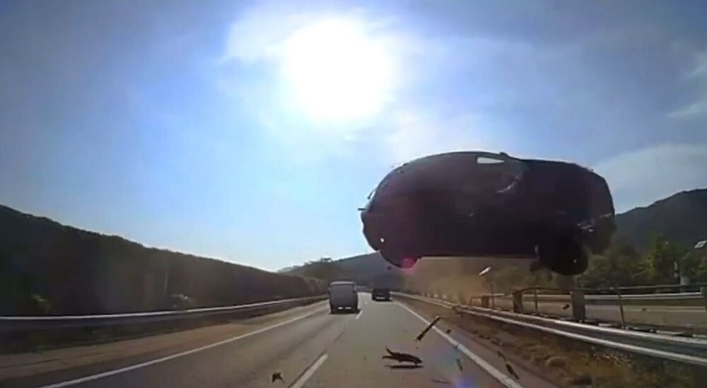 Жуть из Японии. Автомобиль влетел в автобус