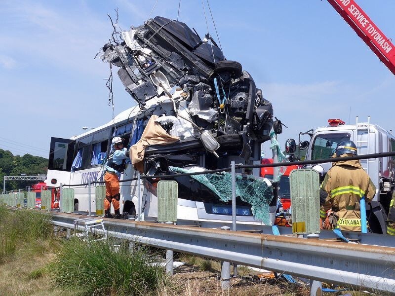 Жуть из Японии. Автомобиль влетел в автобус