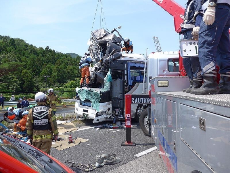 Жуть из Японии. Автомобиль влетел в автобус