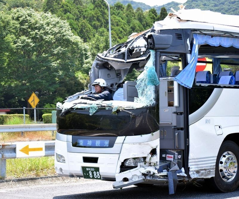 Жуть из Японии. Автомобиль влетел в автобус