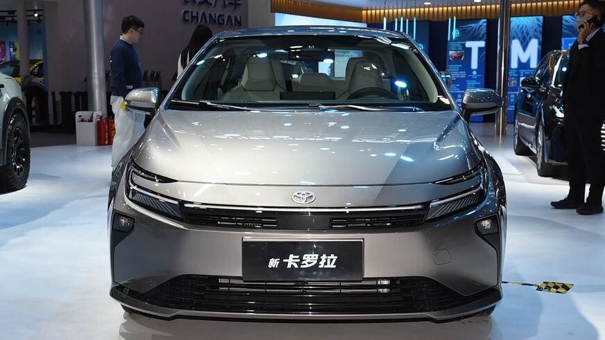 Toyota Corolla получила новую внешность, но пока только для Китая