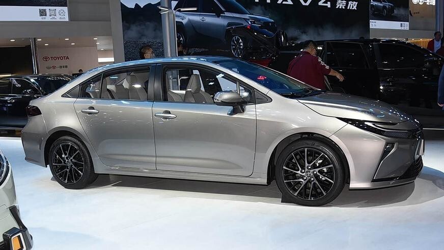Toyota Corolla получила новую внешность, но пока только для Китая