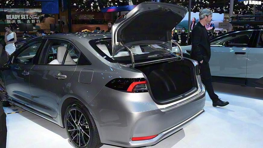 Toyota Corolla получила новую внешность, но пока только для Китая