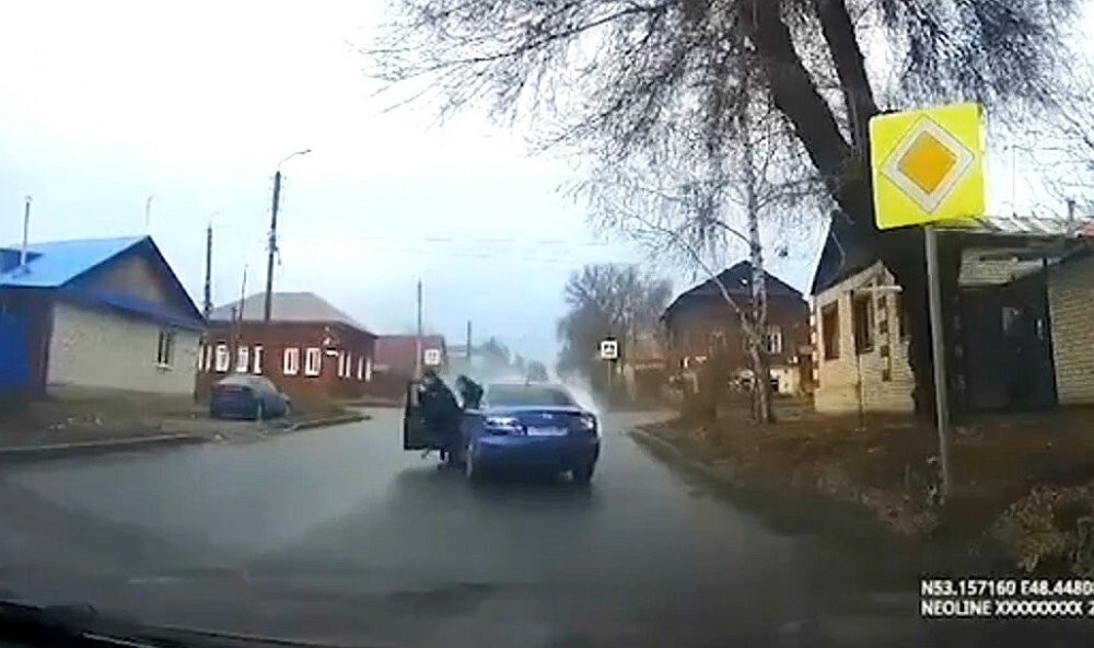 Вдвоём за рулём сидели?