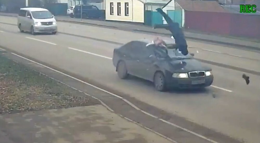 Если смотреть только вперёд, то машин как будто нет