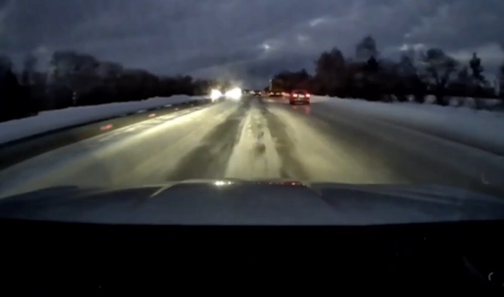 Убегала от волка и попала под машину