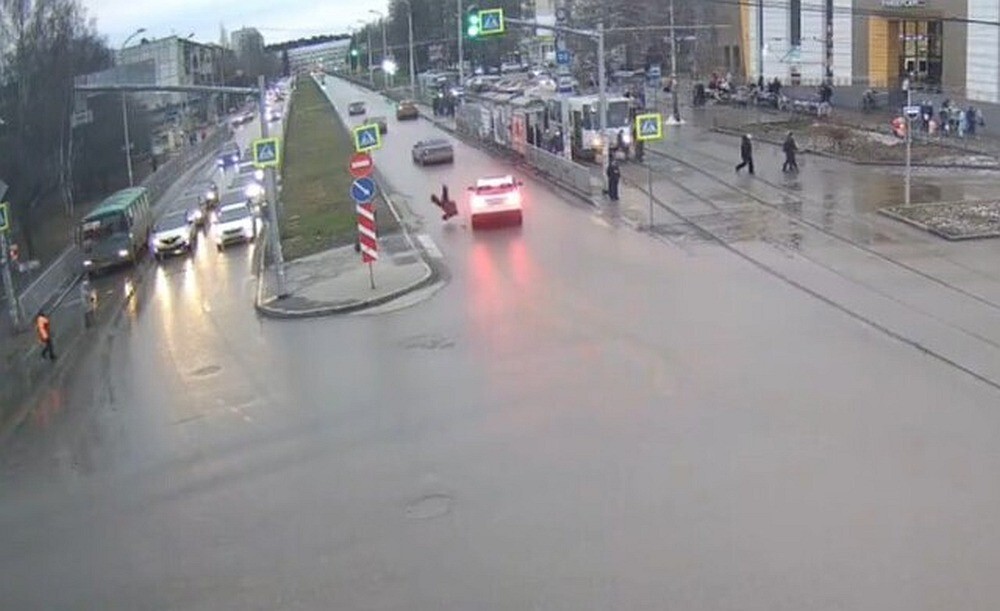 Выбрал не самый лучший момент, чтобы перебежать дорогу