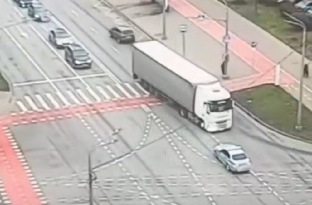 Полицейский на ходу запрыгнул в грузовик и предотвратил аварию