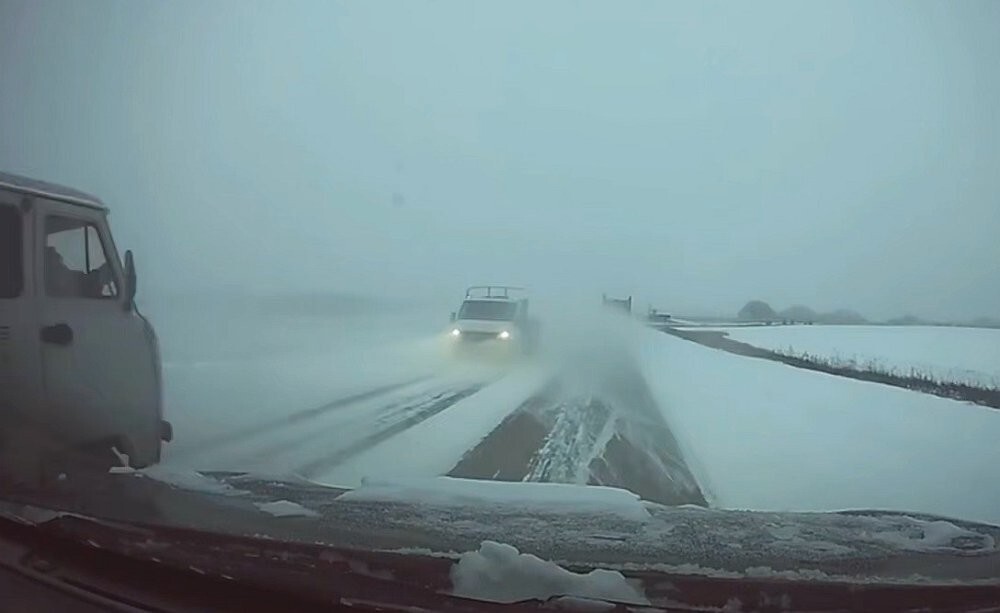 Лобовое столкновение "Буханки" и "Газели"