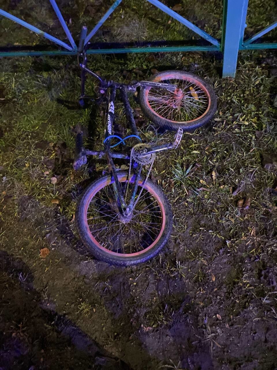 Пытался проехать по пешеходному переходу на велосипеде