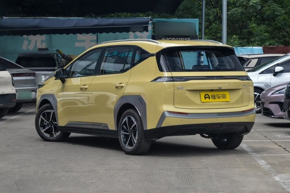 Не Автовазом единым... «Яндекс» начинает выпускать собственные электрокары для такси под новым брендом UMO