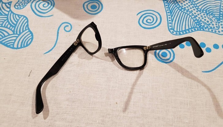 16. «В первый день на новой работе у меня сломались очки. Пополам. Им было 4 года, возможно, пришло их время»