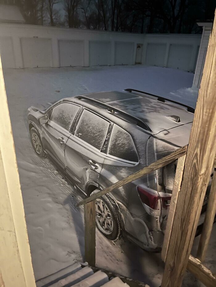 "Снег облепил мою машину так, что словно бы подрисовал к ней тени"