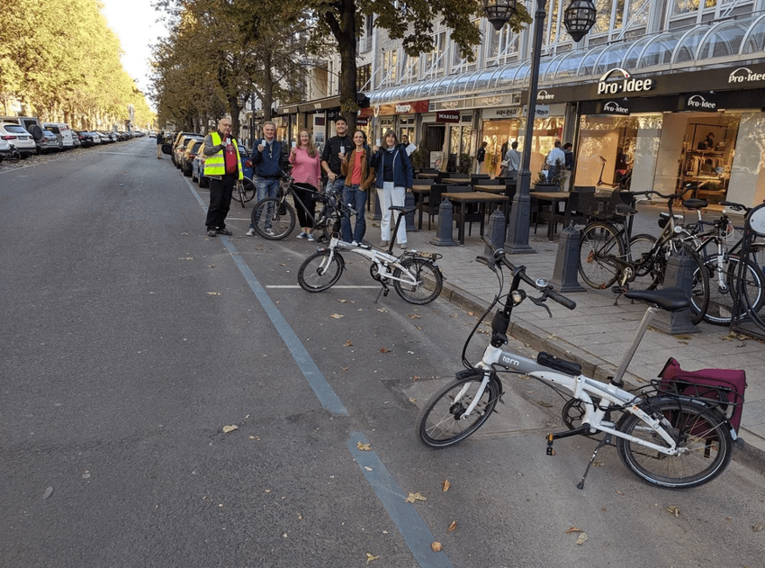 5. Местный политик предложил, чтобы велосипедисты платили за парковку. Группа велоактивистов из Германии воспользовались этим предложением