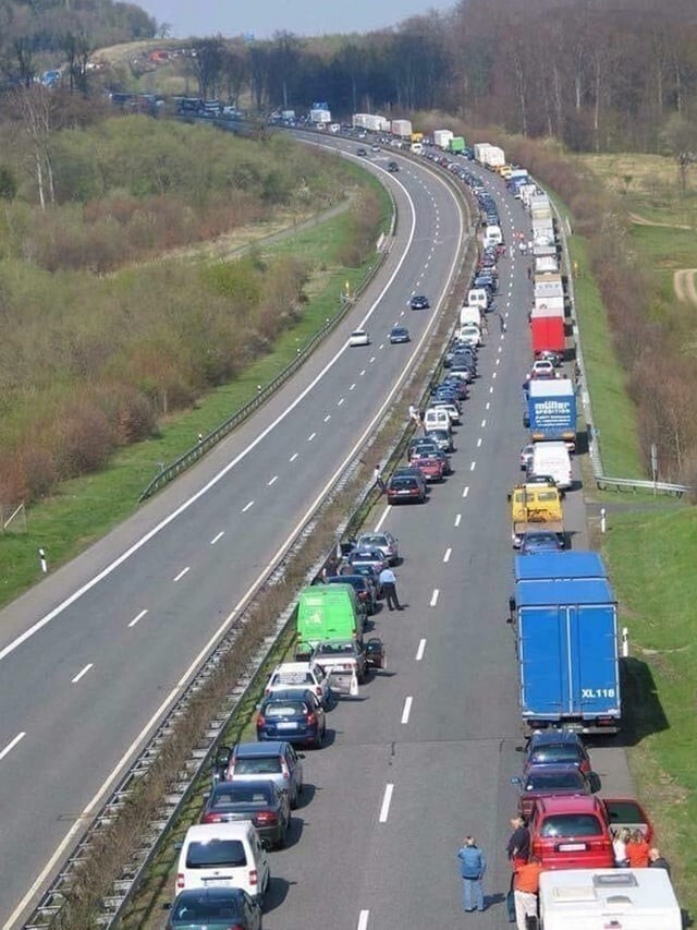 6. Во время пробок в Германии водители прижимаются к краю дороги, чтобы оставлять место для проезда экстренных служб