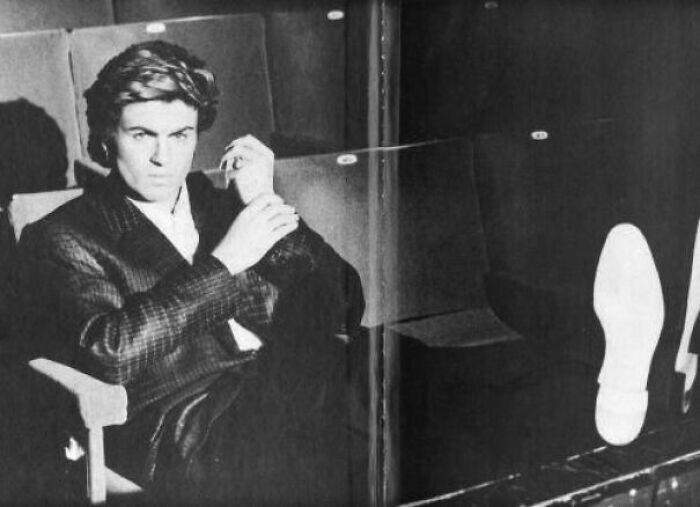 30. Джордж Майкл на фотосессию для своего первого сольного сингла Careless Whisper (1984) 