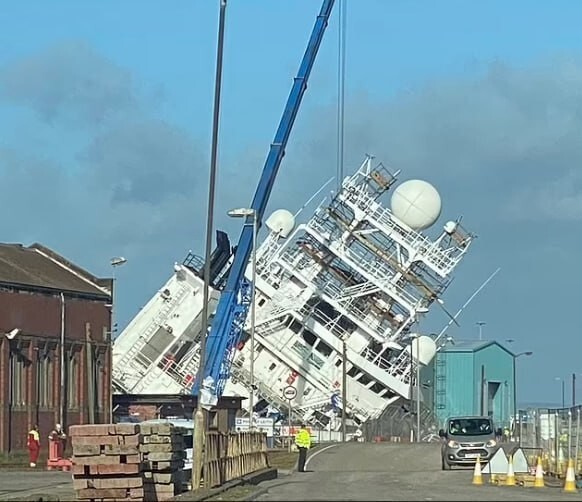 Принадлежащее сооснователю Microsoft судно опрокинулось в порту Эдинбурга