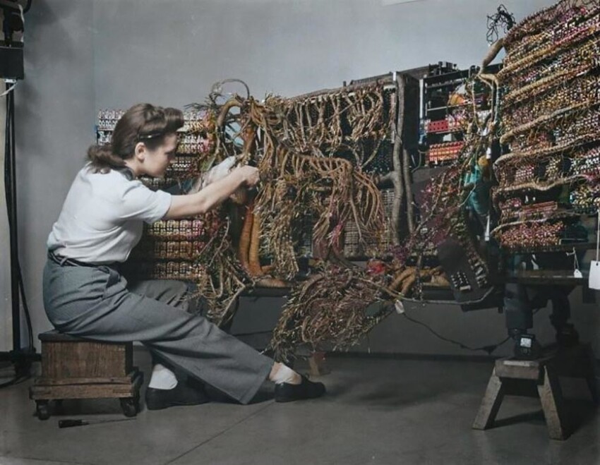 Инженер подключает компьютер IBM. 1958 год