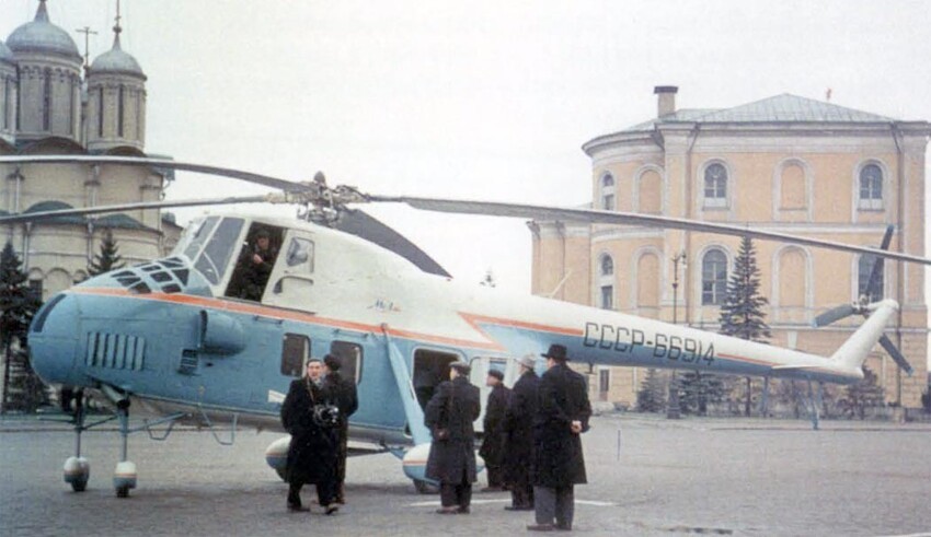 Генеральному секретарю ЦК КПСС Никите Хрущеву показывают в Кремле созданный для него персональный вертолет Ми–4С, Москва, 1959 год