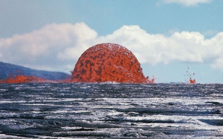 Фонтан лавы во время извержения вулкана на Гавайях, 1969 год