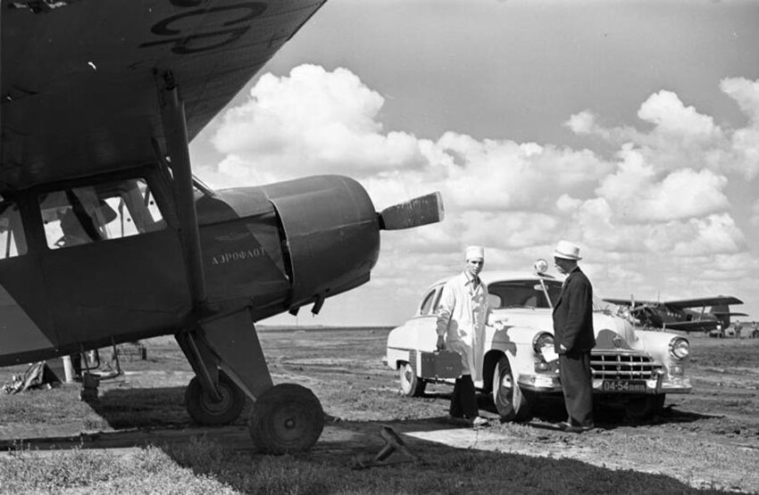 Врач скорой помощи на аэродроме. 1950-е