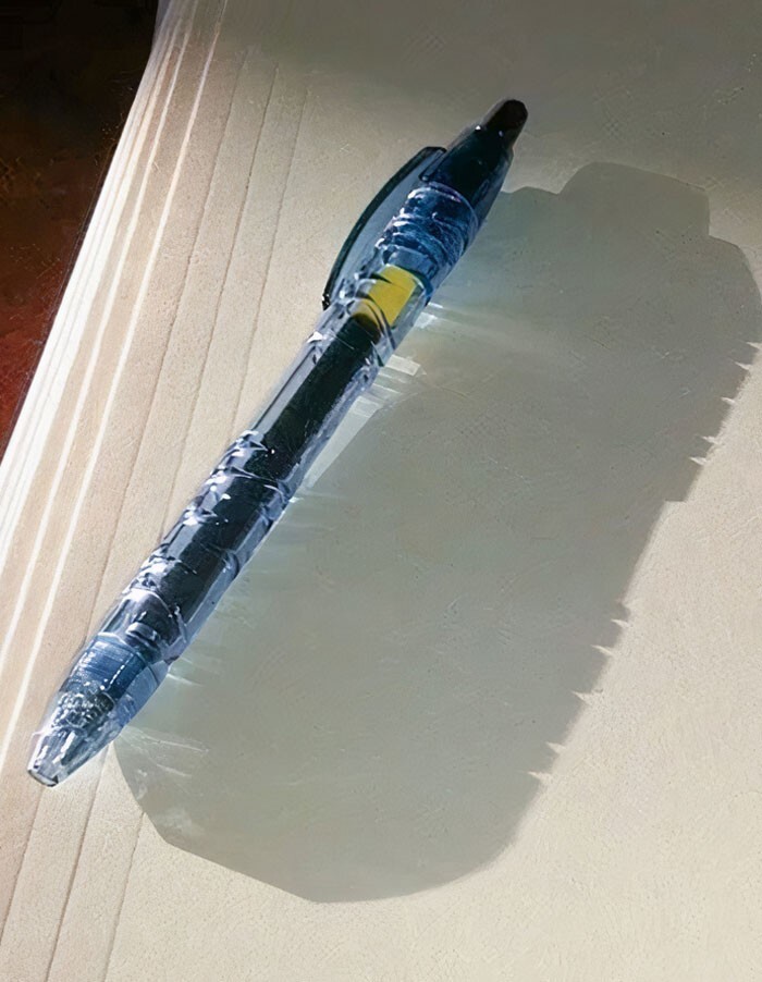 Ручка из переработанных пластиковых бутылок отбрасывает тень бутылки с водой