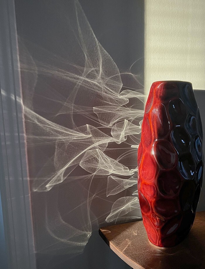 Лучи, отраженные от вазы, делают ее похожей на клубы дыма
