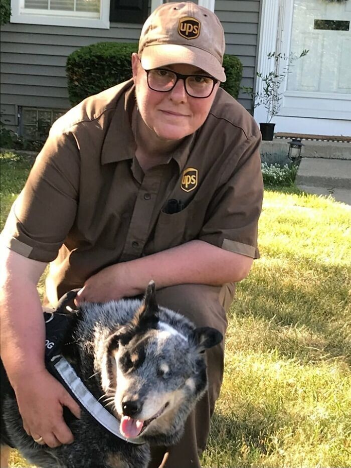4. «Это курьер Джен и мой пёс Бенни. Бенни слепой и глухой, но любит общаться. Посёлок Нортвилл, штат Мичиган»