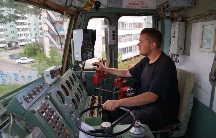 Почему кресло машиниста в поезде располагается справа, а не слева, как в автомобилях?