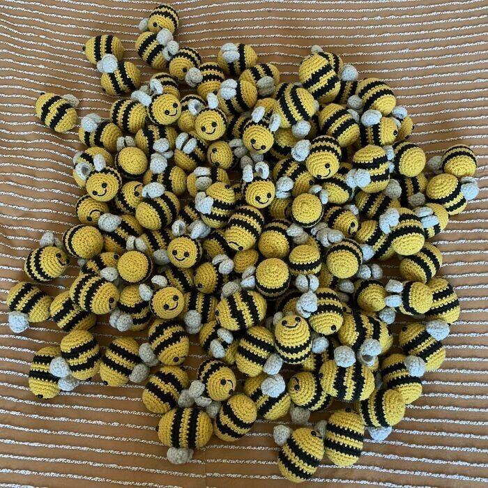 2. "Я связала 120 пчёл"