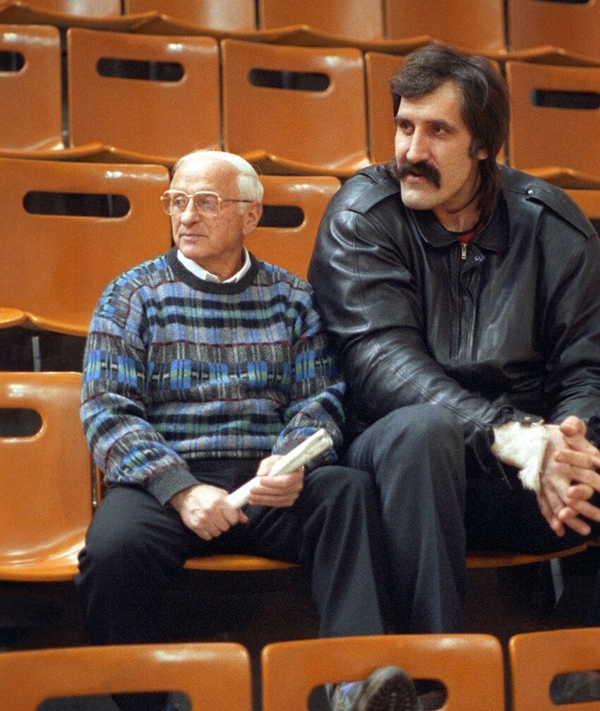 Тренер Александр Гомельский и "Русский Халк Хоган " баскетболист Владимир Ткаченко, 1990-е.