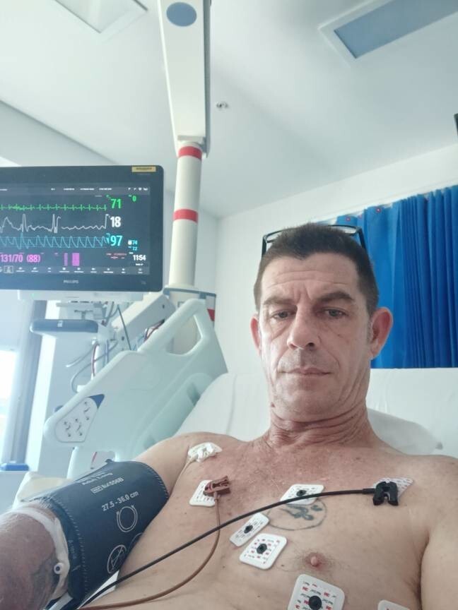 "Расслаблял мышцы": в Австралии мужчина госпитализирован с инсультом из-за хруста шеей