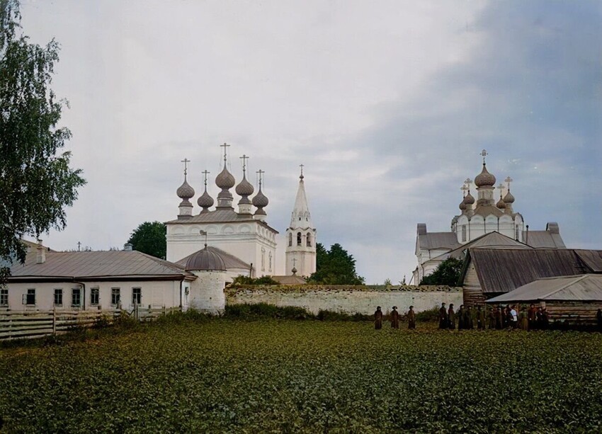 Фёдоровский монастырь.  Собор Александра Невского (справа) заложен в 1872 году, освящён в 1882 году.