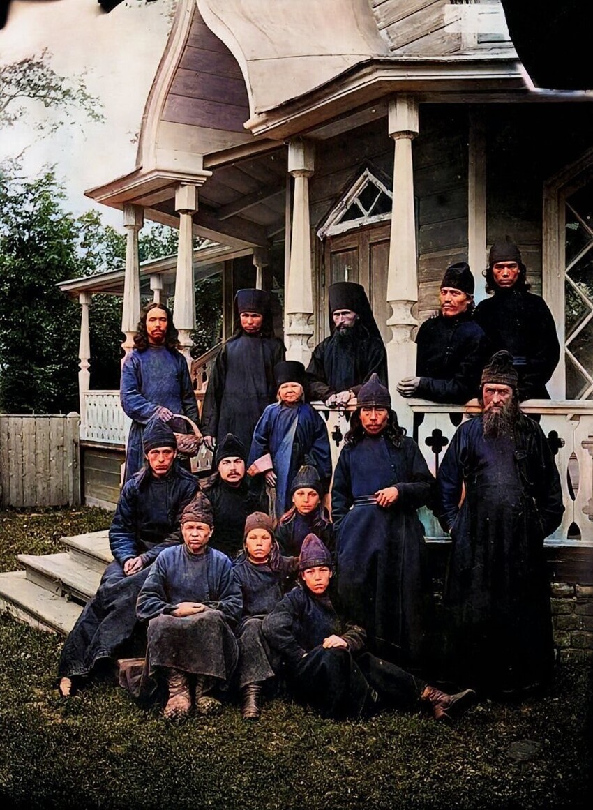 Группа монахов в Михайло-Архангельском черемисском монастыре.