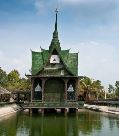 4. Храм Ват Па Маха Чеди Кео в Си Каео, Таиланд, построен монахами в 1984 году из пивных бутылок, и строительство продолжается