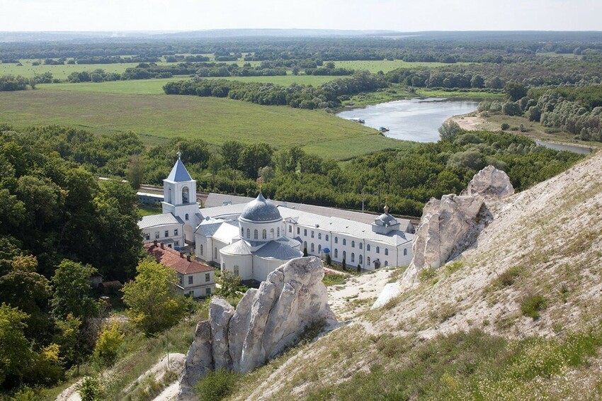 Дивногорье: как выглядит монастырь в меловых скалах