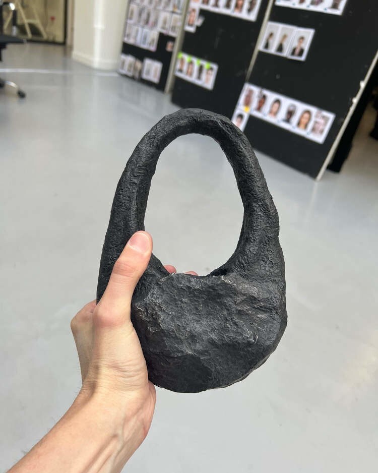 Французские дизайнеры создали сумку из метеорита