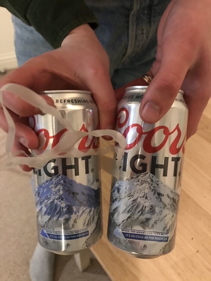 Гора на упаковке пива становится синей, когда оно достаточно охладилось