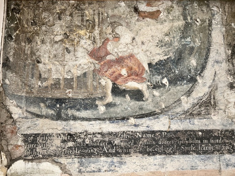 Делая ремонт, британец нашёл 400-летние фрески