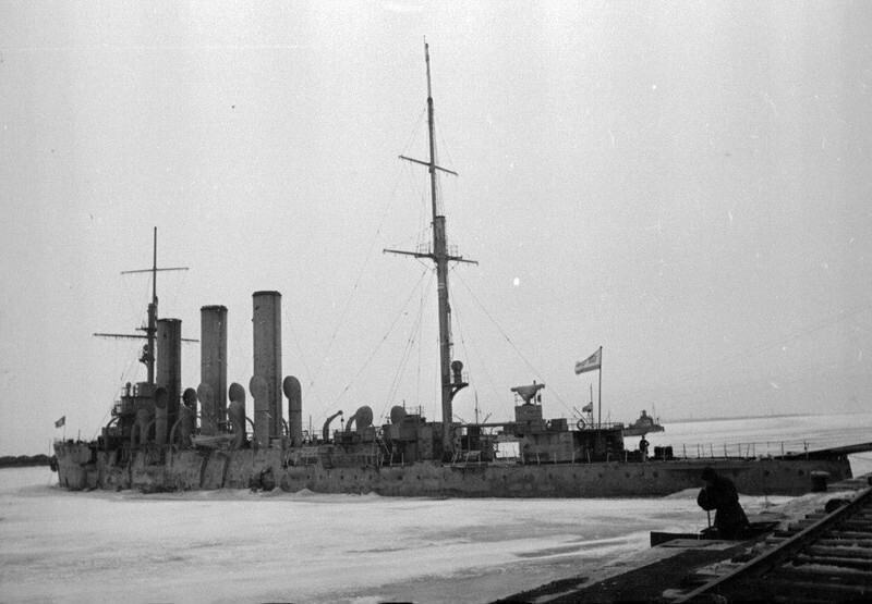 Крейсер «Аврора» в военном порту Ораниенбаума в период обороны Ленинграда. 1944 год