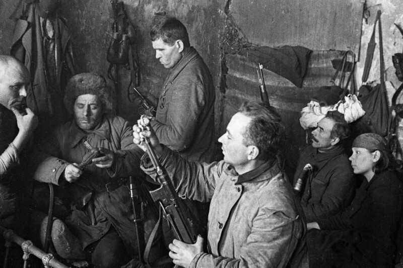 Партизаны чистят оружие. Сталинская область Украинской ССР , 1942 год