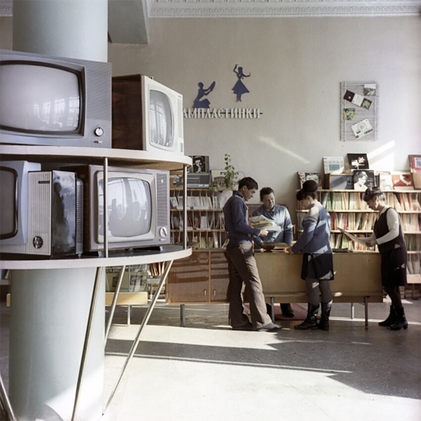 Магазин грампластинок в деревне Мерке в Казахстане, 1970 год