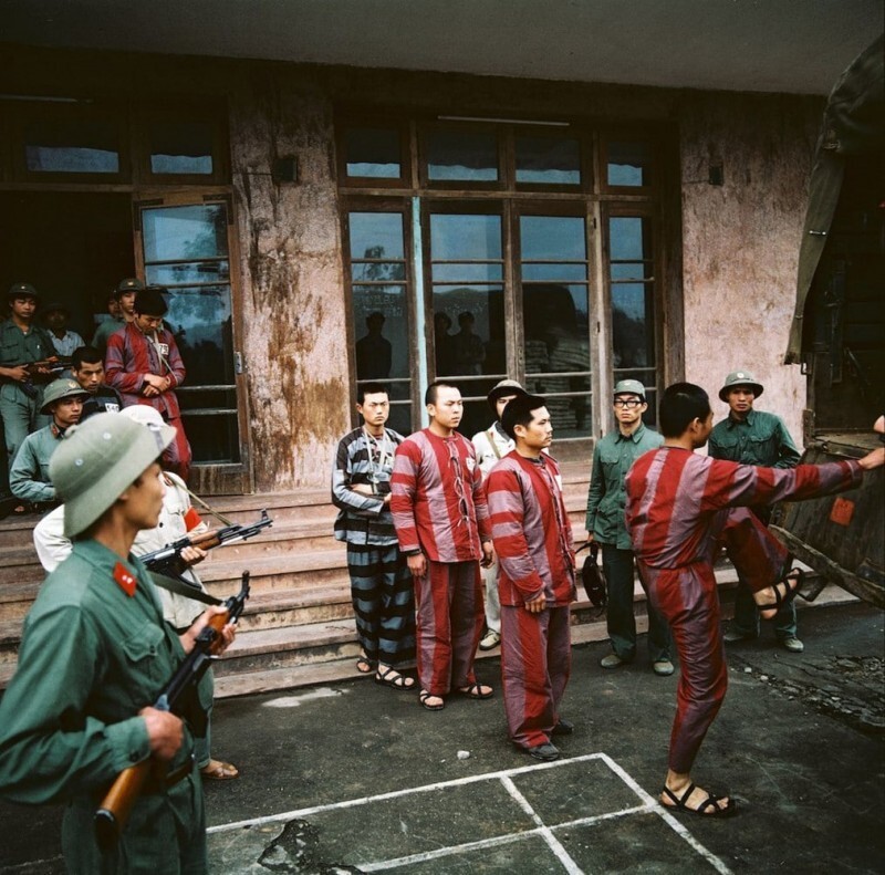 Вьетнамские солдаты сопровождают пленных китайских солдат во время китайско-вьетнамской войны, 1979 год