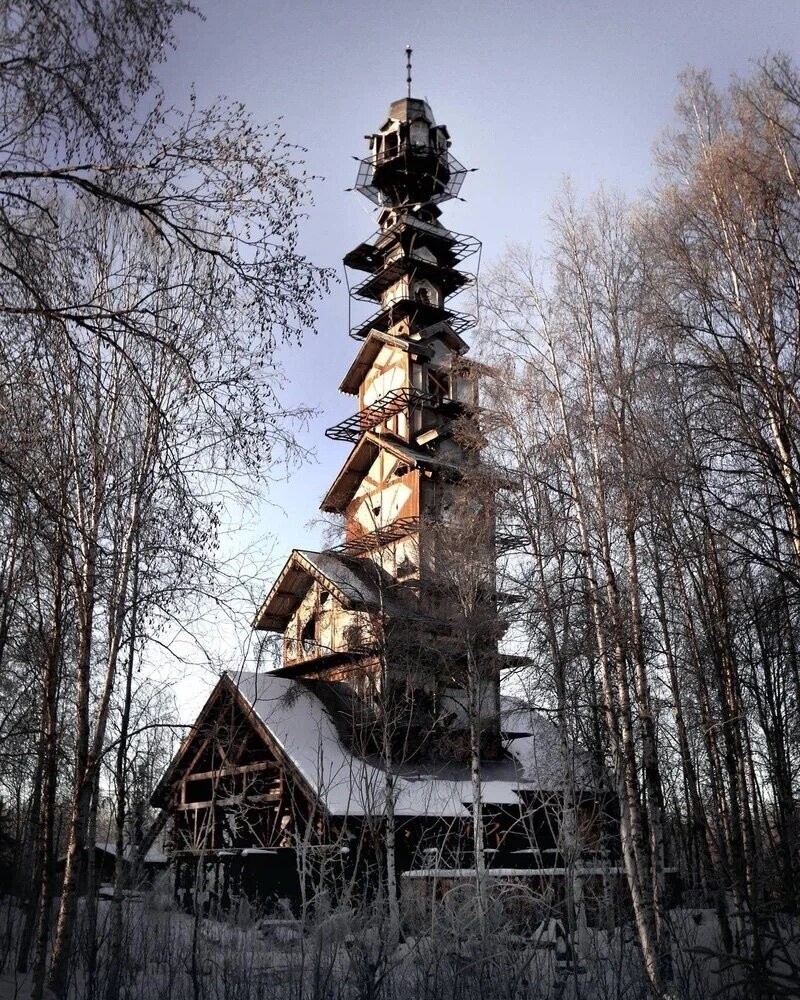 Деревянный небоскрёб: кто построил самый странный дом на Аляске