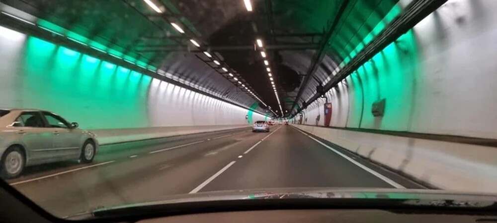 Зелёные огни в тоннеле "подгоняют" водителей, если они едут слишком медленно. Это сделали для того, чтобы повысить пропускную способность тоннеля и выравнивать среднюю скорость потока машин