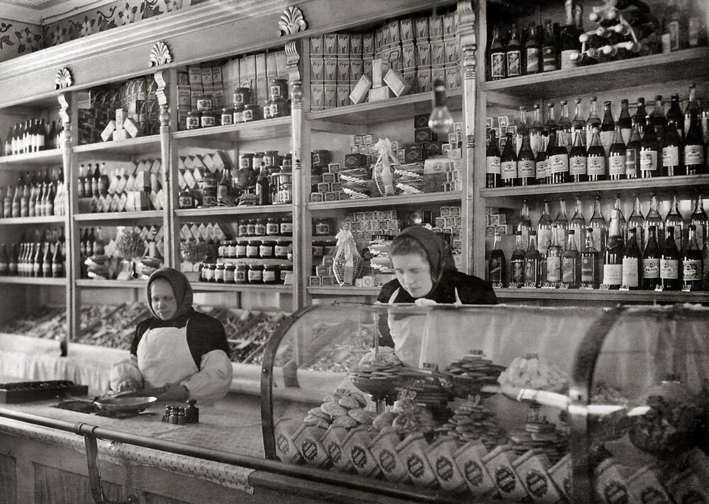 Продуктовый магазин в посёлке Коноша под Архангельском, 1950-е
