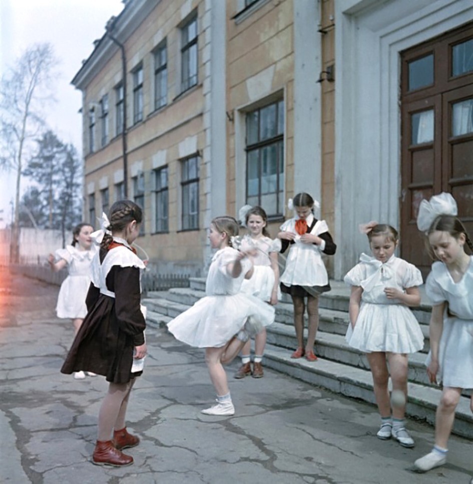 Советские дети 50-х. Школьницы на перемене. Фотограф С. Фридлянд