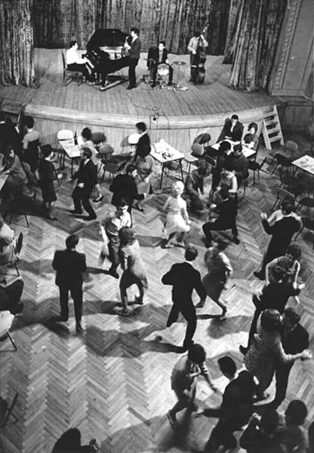 Танцуем твист! Актовый зал в клубе рабочих где-то в СССР, 1960-е