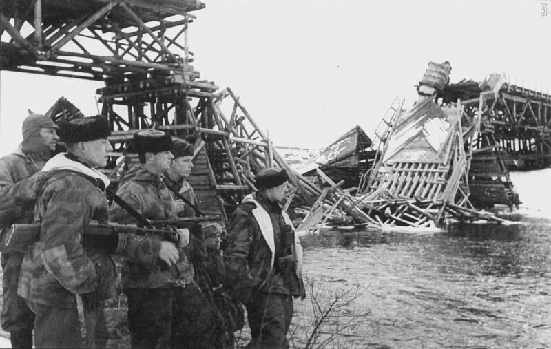 Группа подрывников из партизанского отряда имени Хрущева у взорванного моста на Украине. Январь 1944 год